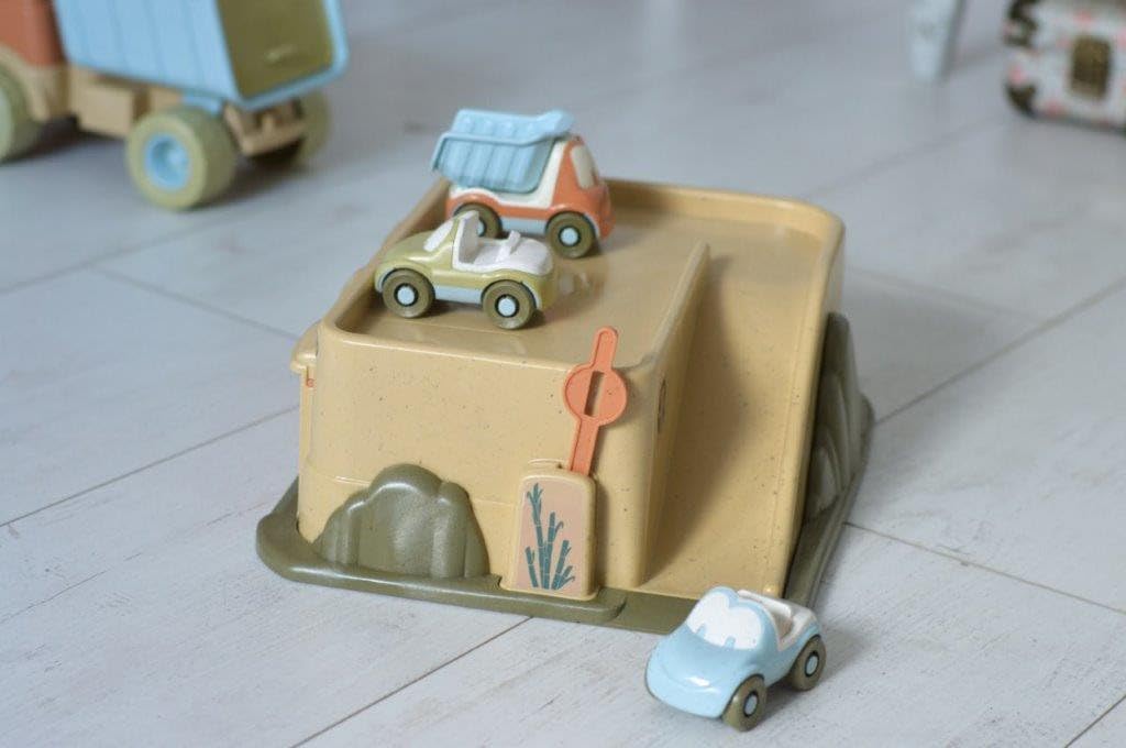 Dantoy 5651 BIO Garage - Spielset mit 3 Autos aus Biokunststoff
