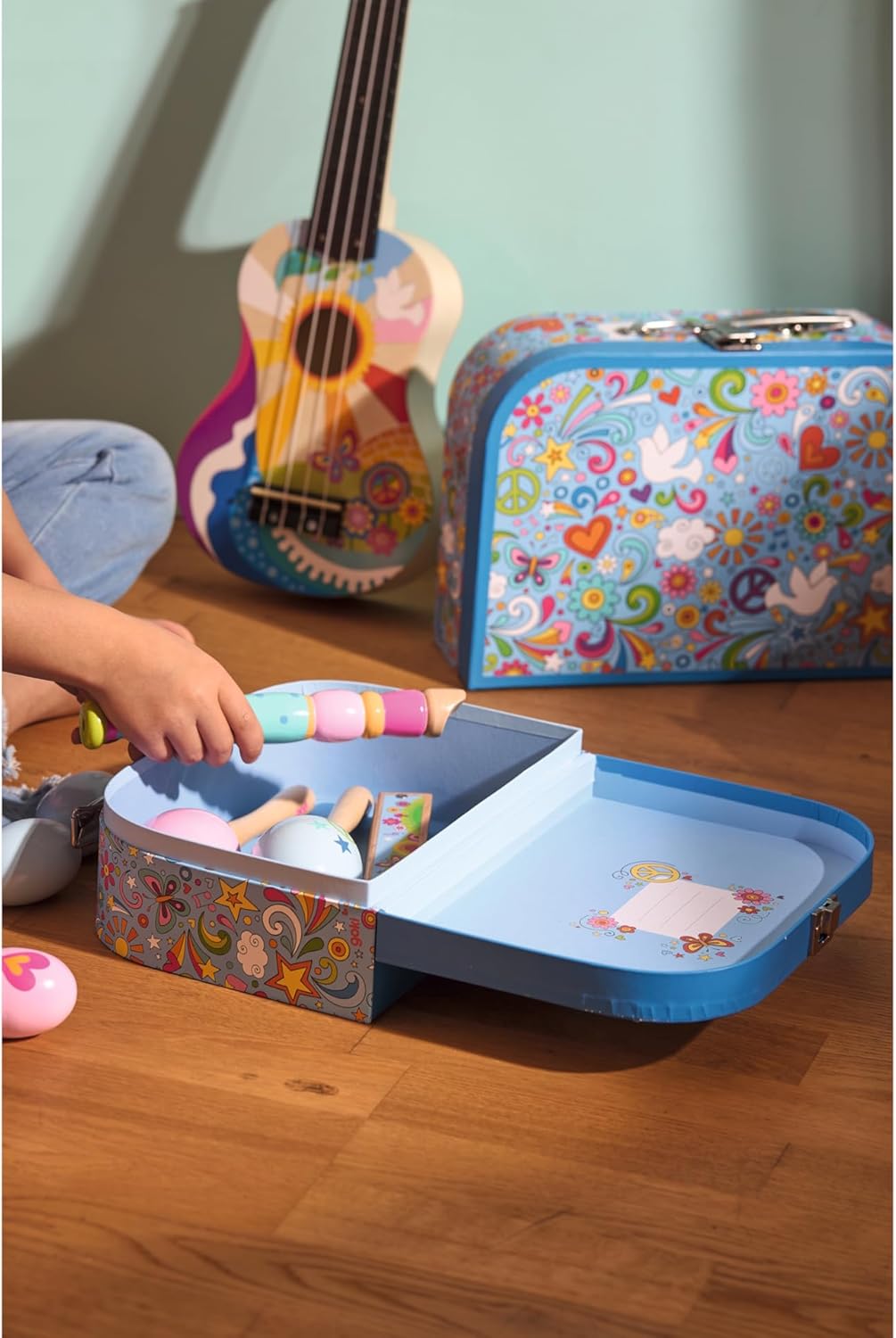 GOKI 51444 Koffer-Set Love & Peace - 2-teiliges Kinderkoffer-Set aus Karton GOKI 51444 Koffer-Set Love & Peace - 2-teiliges Kinderkoffer-Set aus Karton