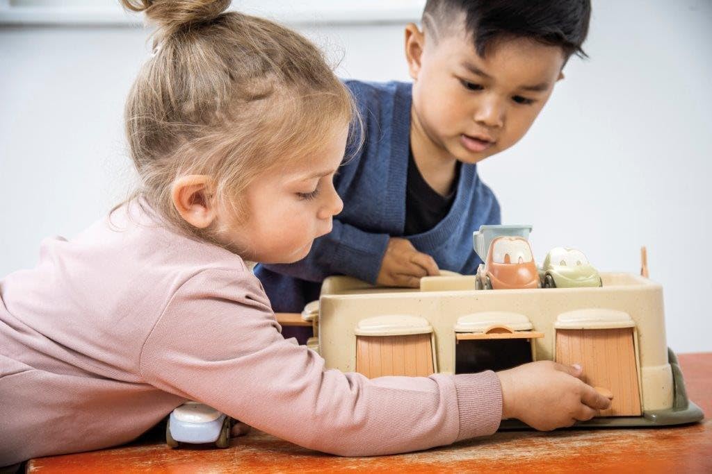 Dantoy 5651 BIO Garage - Spielset mit 3 Autos aus Biokunststoff