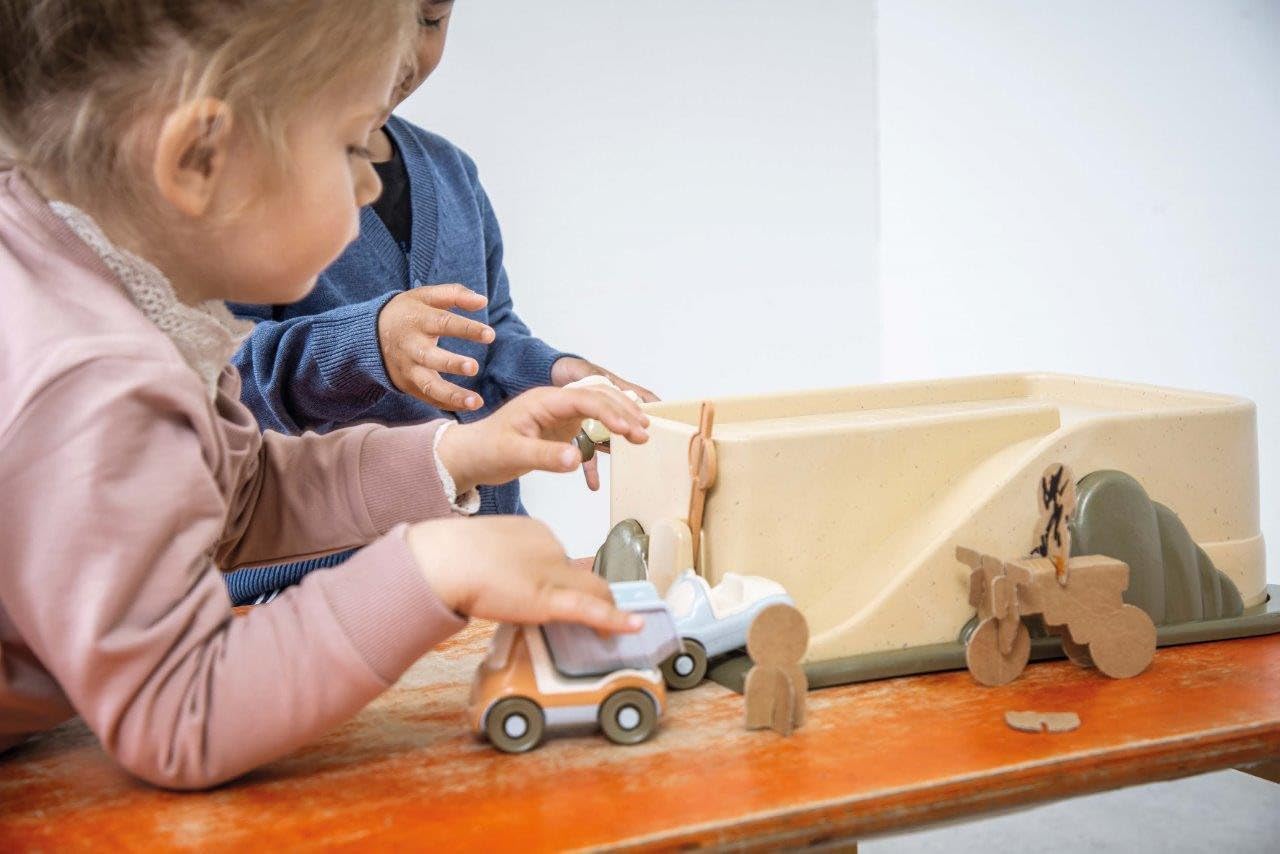 Dantoy 5651 BIO Garage - Spielset mit 3 Autos aus Biokunststoff