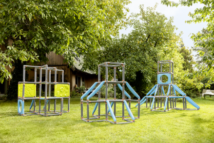 Spielbereich im Freien, Draußen, Spielbereich, Gras, Pflanze