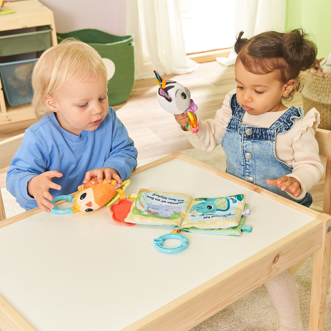 VTech Babys Tierfreunde-Geschenkset aus 3 Teilen: weiches Stoffbuch, Zebrarassel, Vogel mit Spiegel & Beißhilfe; 6 Lieder, 45 Melodien, 82 % recycelter Plüsch, kindersicher ab 0,5 J., Abspielen, Person, Mobiliar, Tabelle