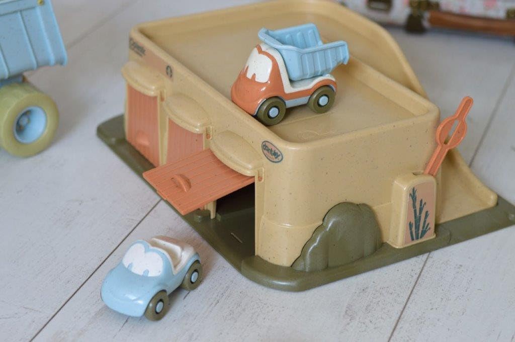 Dantoy 5651 BIO Garage - Spielset mit 3 Autos aus Biokunststoff